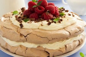 RECEPT DANA: Brza torta s pudingom od vanile i malinom