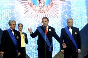 Bogoljub Karić kao Putin odlikovan ordenom od dijamanata i zlata
