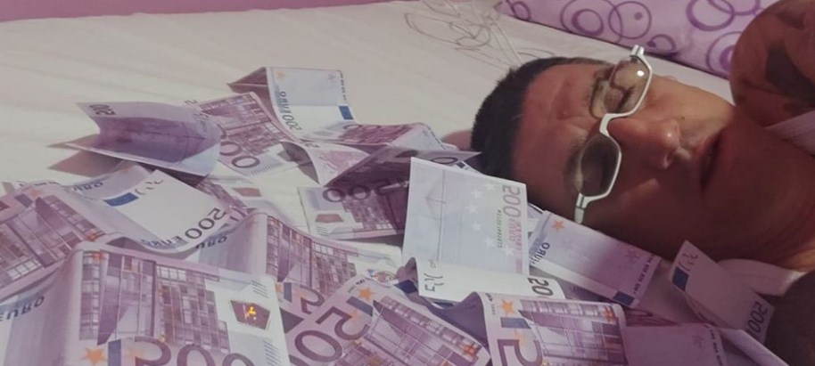 KRISTIJAN FOTKOM ZAPALIO FEJS! Leži na gomili PARA, sve šuške po 500 evra! "Mitrović dao AVANS?" (FOTO)