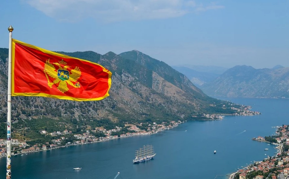 "OVO JE JEZIVO, MAJKE MI" Snimak "pakla" sa crnogorske plaže ostavio ljude u šoku