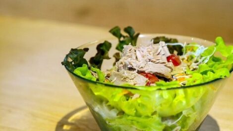 Recept za brzu letnju salatu sa testeninom i tunjevinom